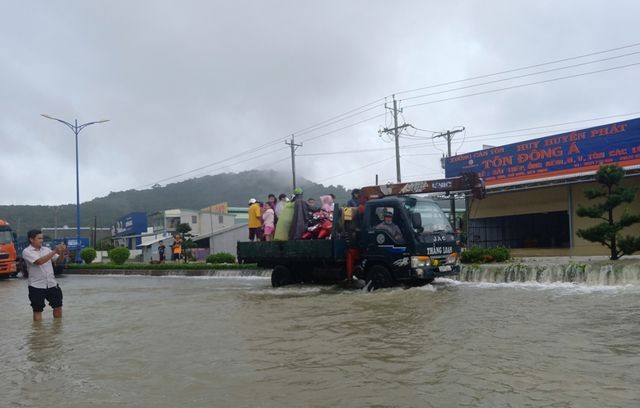 Phú Quốc lũ dâng cao ngang đầu người, huy động 1.000 quân cứu dân ảnh 8
