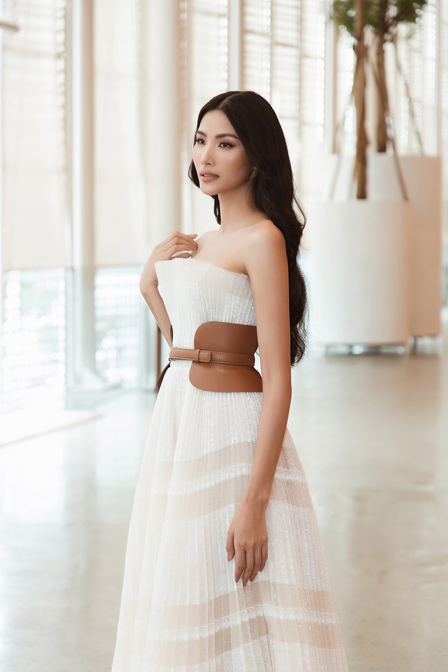 H'Hen Niê khoe nội y táo bạo, đọ tài catwalk cùng Hoàng Thuỳ làm fans 'náo loạn' ảnh 5