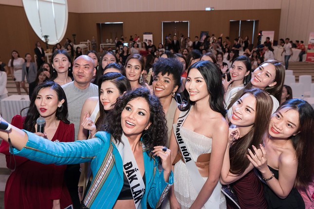 H'Hen Niê khoe nội y táo bạo, đọ tài catwalk cùng Hoàng Thuỳ làm fans 'náo loạn' ảnh 12