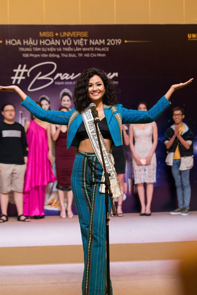H'Hen Niê khoe nội y táo bạo, đọ tài catwalk cùng Hoàng Thuỳ làm fans 'náo loạn' ảnh 10