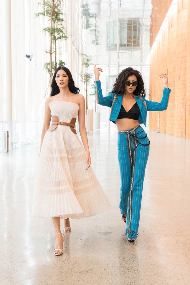 H'Hen Niê khoe nội y táo bạo, đọ tài catwalk cùng Hoàng Thuỳ làm fans 'náo loạn' ảnh 8