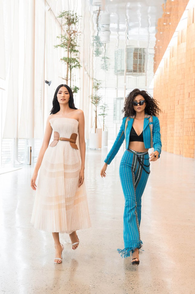 H'Hen Niê khoe nội y táo bạo, đọ tài catwalk cùng Hoàng Thuỳ làm fans 'náo loạn' ảnh 7