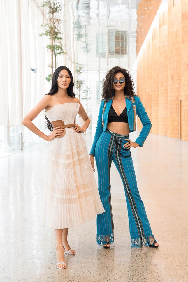 H'Hen Niê khoe nội y táo bạo, đọ tài catwalk cùng Hoàng Thuỳ làm fans 'náo loạn' ảnh 9