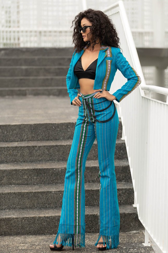 H'Hen Niê khoe nội y táo bạo, đọ tài catwalk cùng Hoàng Thuỳ làm fans 'náo loạn' ảnh 2