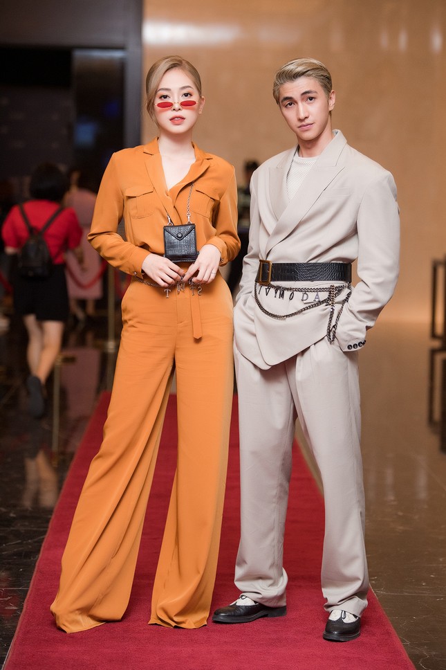 Á hậu Phương Nga-Bình An diện đồ như fashionista, tình tứ đi xem thời trang ảnh 2