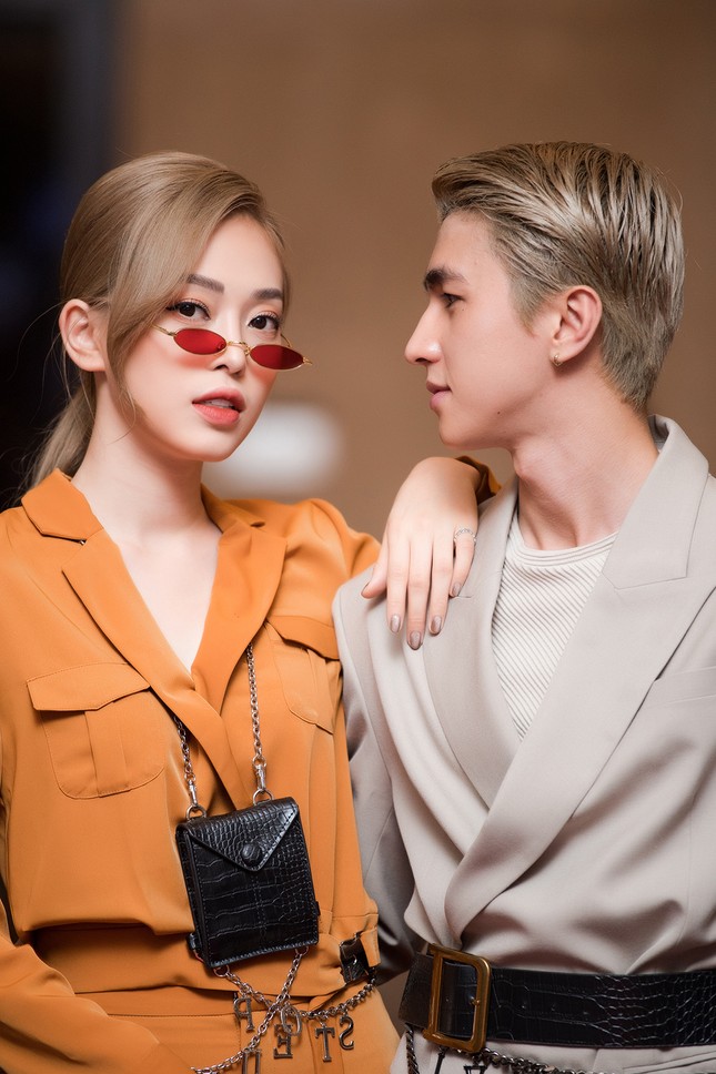 Á hậu Phương Nga-Bình An diện đồ như fashionista, tình tứ đi xem thời trang ảnh 3