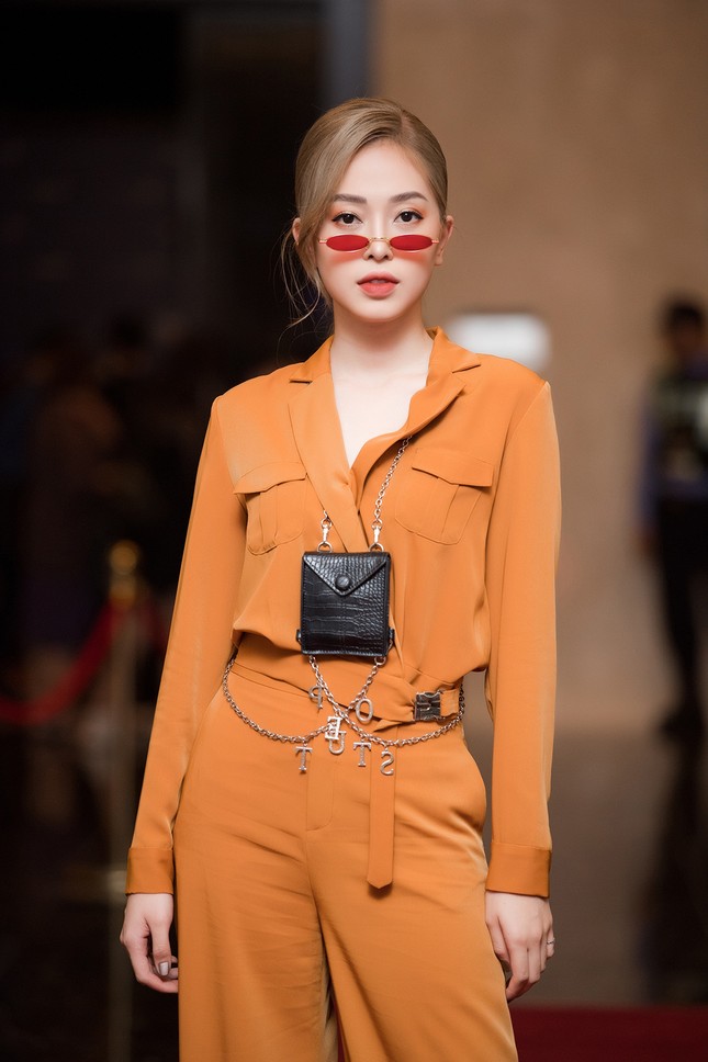 Á hậu Phương Nga-Bình An diện đồ như fashionista, tình tứ đi xem thời trang ảnh 1