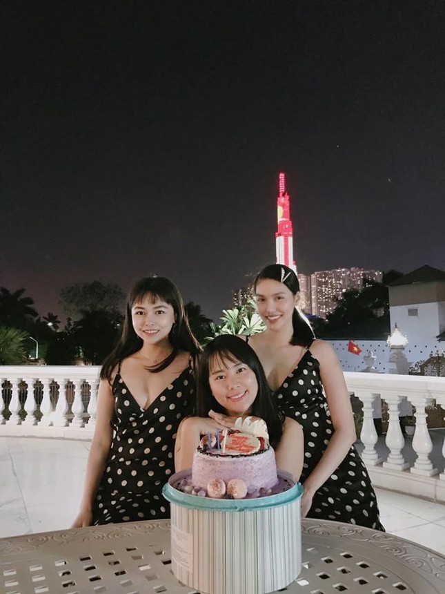 Hoa hậu Tiểu Vy, Lương Thuỳ Linh lo lắng khi Julia Morley mắc Covid-19 ảnh 9