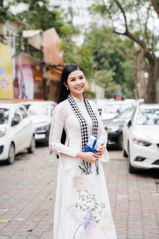 Ở nhà phòng chống COVID-19, Á hậu Thanh Tú-Lan Khuê mặc bikini khoe đường cong sexy ảnh 9