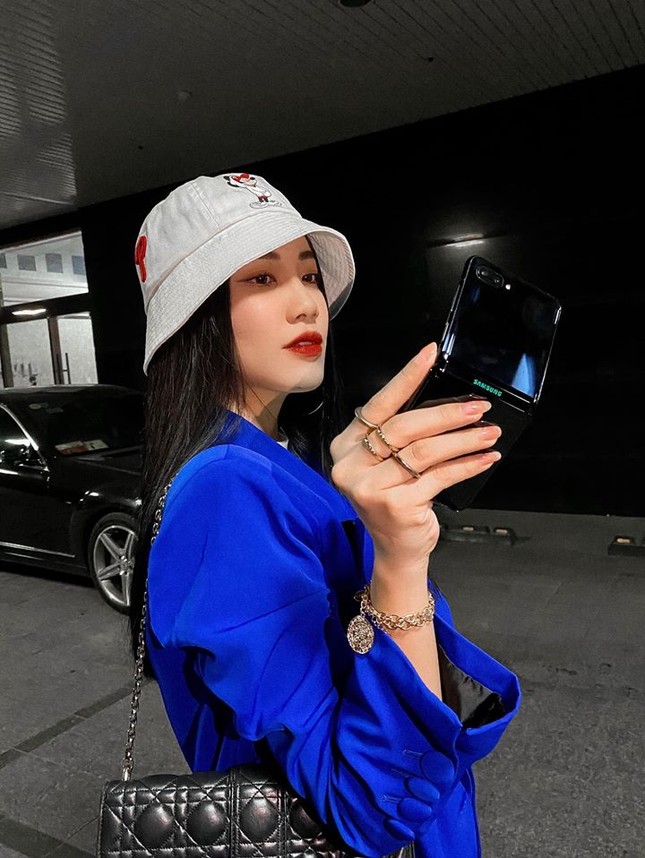 Ngày cách ly thứ 4: Ngọc Hân bất ngờ 'đổi gió' với style hầm hố, sexy làm fans 'đổ rạp' ảnh 7