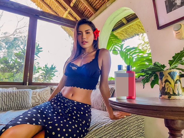 Ngày cách ly thứ 4: Ngọc Hân bất ngờ 'đổi gió' với style hầm hố, sexy làm fans 'đổ rạp' ảnh 4
