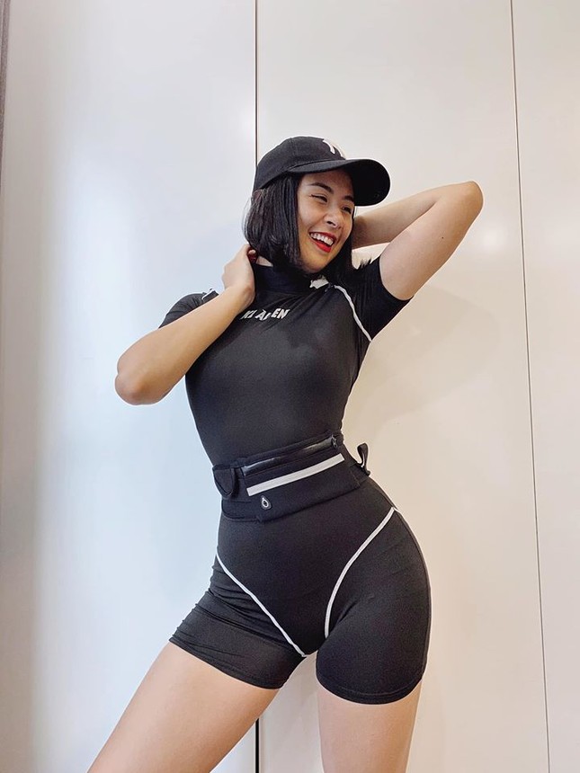 Ngày cách ly thứ 4: Ngọc Hân bất ngờ 'đổi gió' với style hầm hố, sexy làm fans 'đổ rạp' ảnh 1