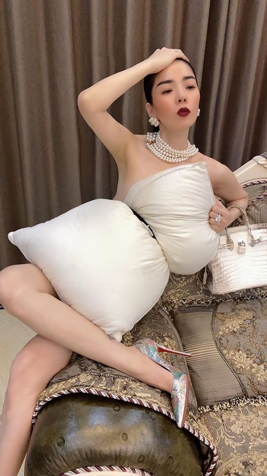 Lệ Quyên lấy gối làm váy khoe đường cong sexy nuột nà ảnh 1