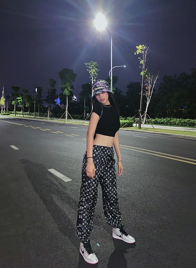 H'Hen Niê - Huyền My khoe thần thái đỉnh cao, 'tái xuất' xinh đẹp sau dịch COVID-19 ảnh 5