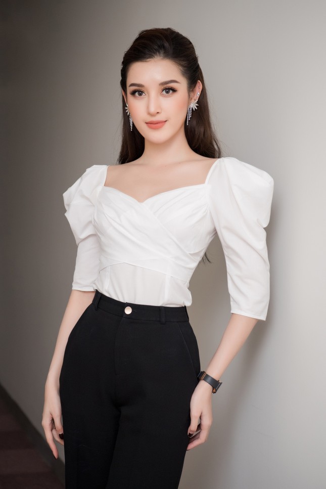 H'Hen Niê - Huyền My khoe thần thái đỉnh cao, 'tái xuất' xinh đẹp sau dịch COVID-19 ảnh 1
