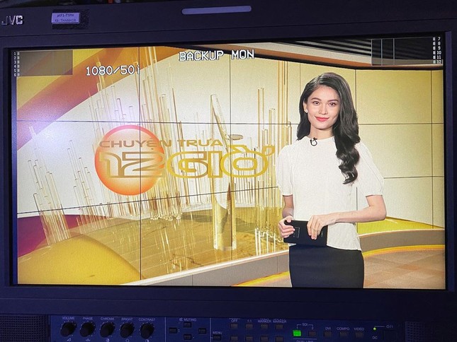 Diện loạt trang phục đơn giản, Tiểu Vy vẫn cực kỳ gợi cảm và ngày càng ra dáng fashionista ảnh 9