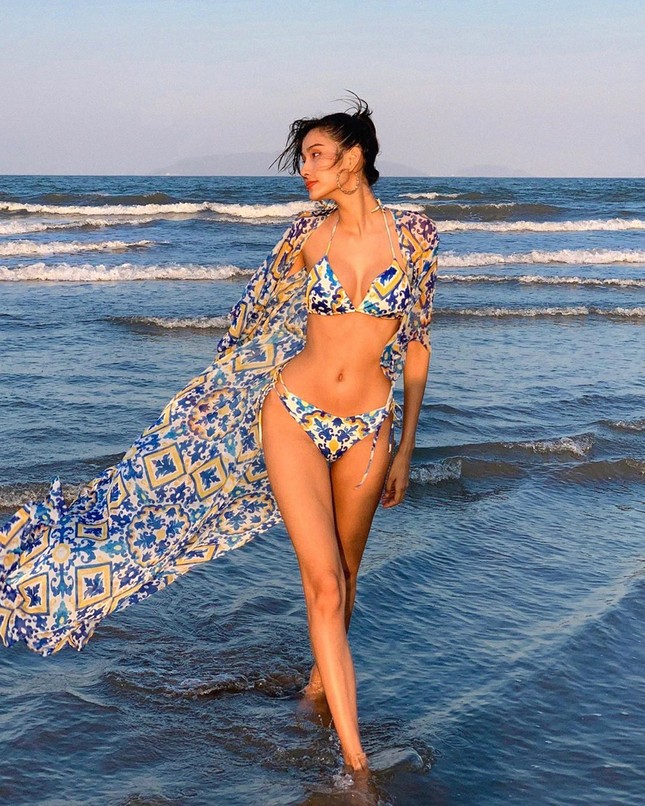 Minh Tú khoe eo 'con kiến' cực sexy, Hoàng Thuỳ nóng bỏng không kém với bikini hoạ tiết ảnh 4