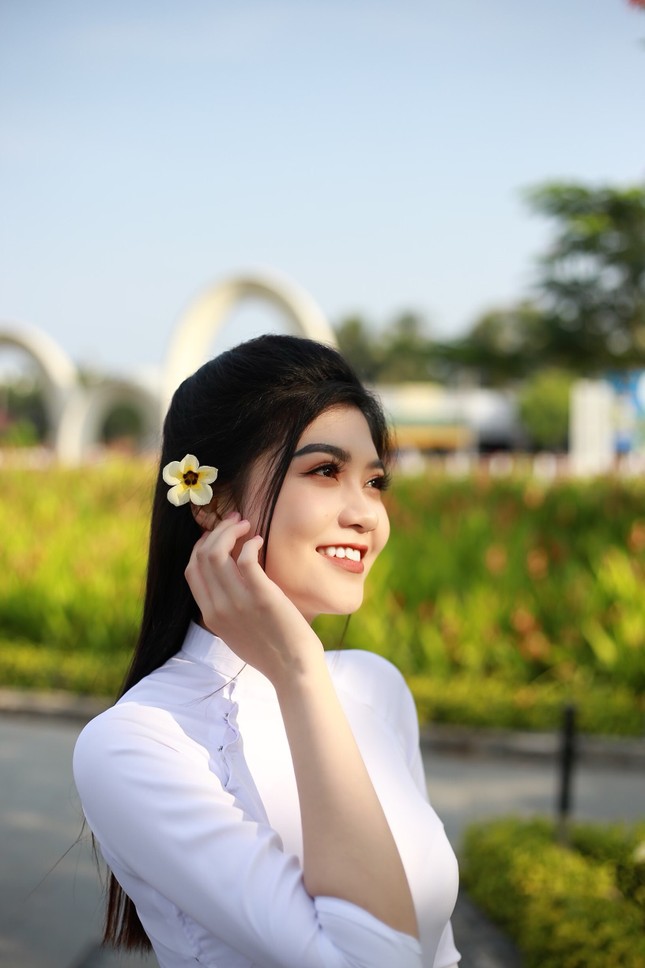 Nữ sinh Cà Mau từng phải nghỉ học do gia cảnh khó khăn dự thi Hoa hậu Việt Nam ảnh 1