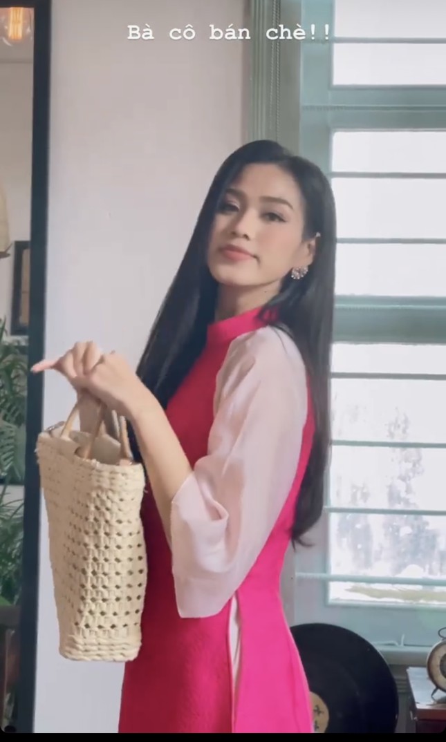 Xách chiếc làn cói 'huyền thoại' hóa thành cô bán chè, Hoa hậu Đỗ Thị Hà vẫn ra dáng mỹ nhân ảnh 2