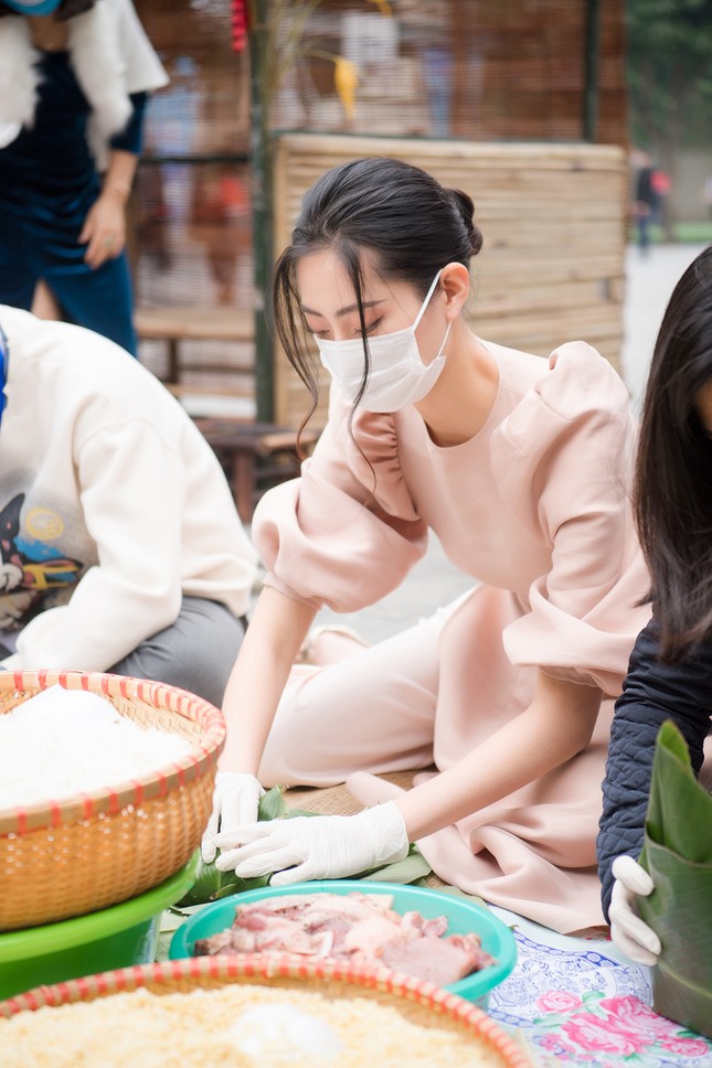 Xách chiếc làn cói 'huyền thoại' hóa thành cô bán chè, Hoa hậu Đỗ Thị Hà vẫn ra dáng mỹ nhân ảnh 7