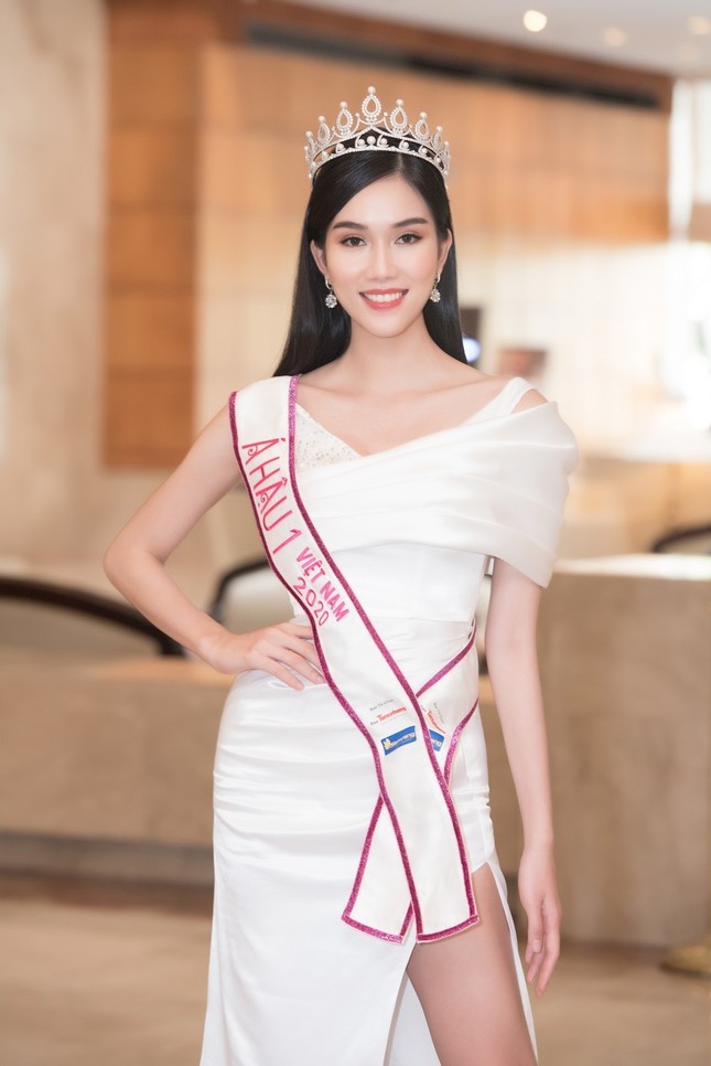 Top 3 HHVN 2020: Đỗ Thị Hà miệt mài từ thiện, Phương Anh – Ngọc Thảo chuẩn bị ‘chinh chiến’ quốc tế ảnh 10