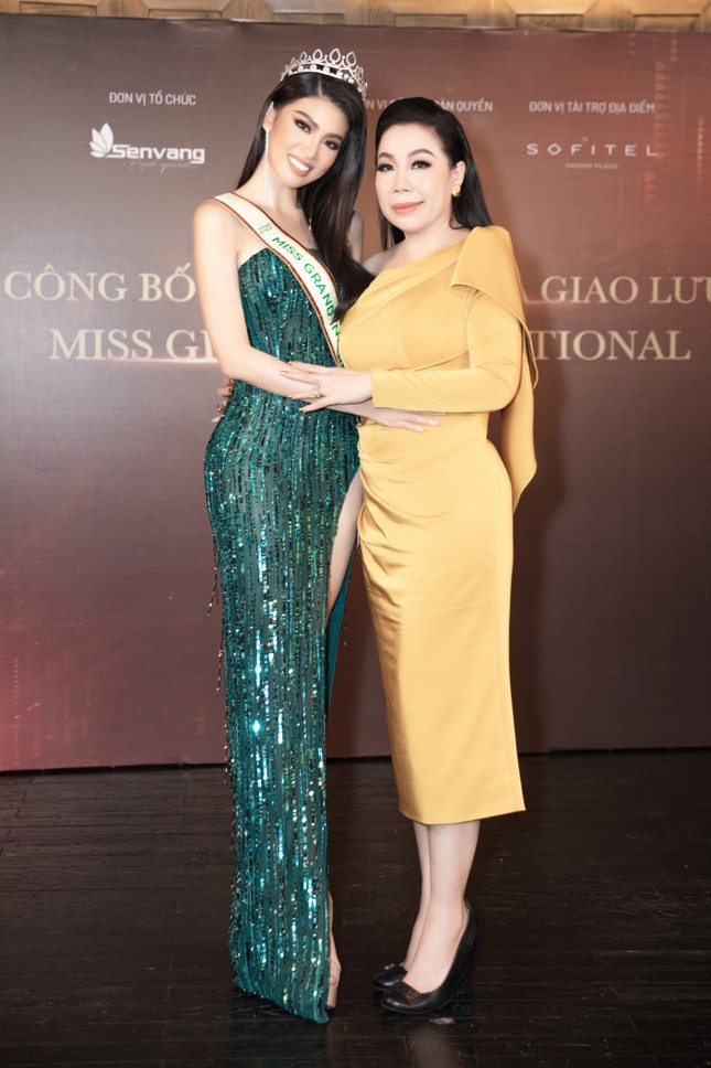 Lộ diện váy dạ hội lộng lẫy mang thông điệp hòa bình của Ngọc Thảo tại Miss Grand 2021 ảnh 2