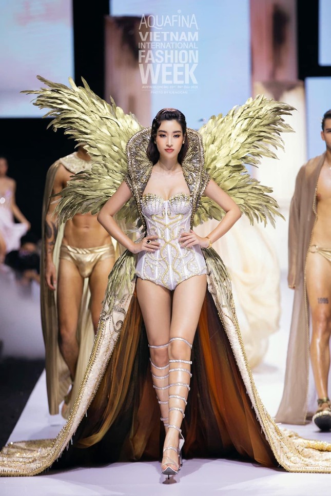 Gu thời trang 'thăng hạng' ngày càng nóng bỏng, táo bạo của Hoa hậu Đỗ Mỹ Linh ảnh 15