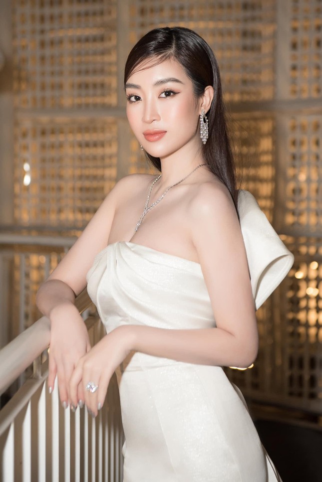 Gu thời trang 'thăng hạng' ngày càng nóng bỏng, táo bạo của Hoa hậu Đỗ Mỹ Linh ảnh 12