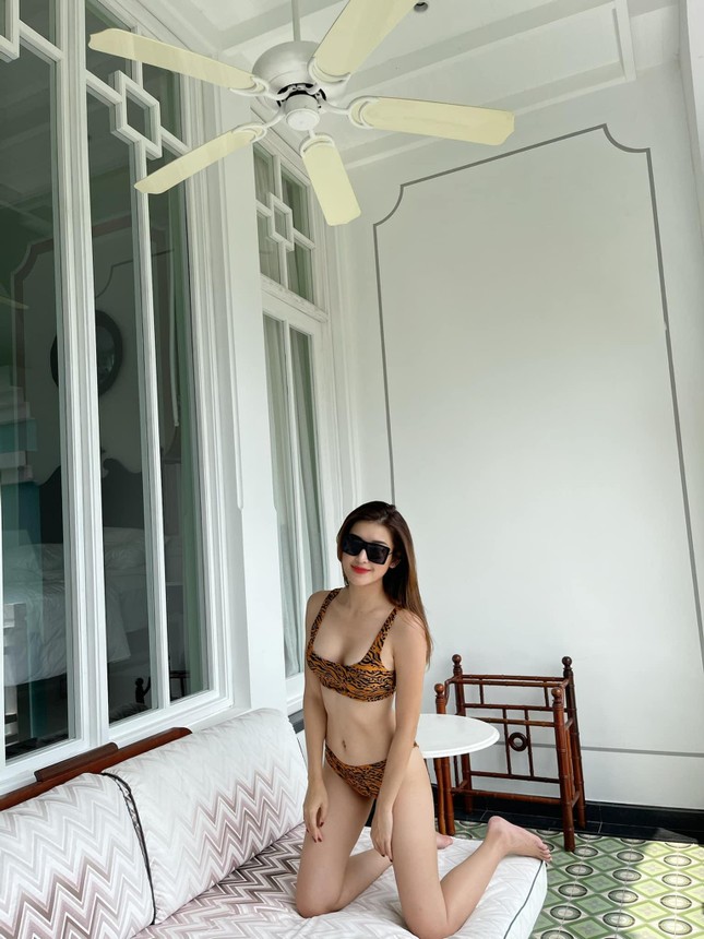 Dàn Hoa, Á hậu cùng diện bikini nóng bỏng chào hè ảnh 13