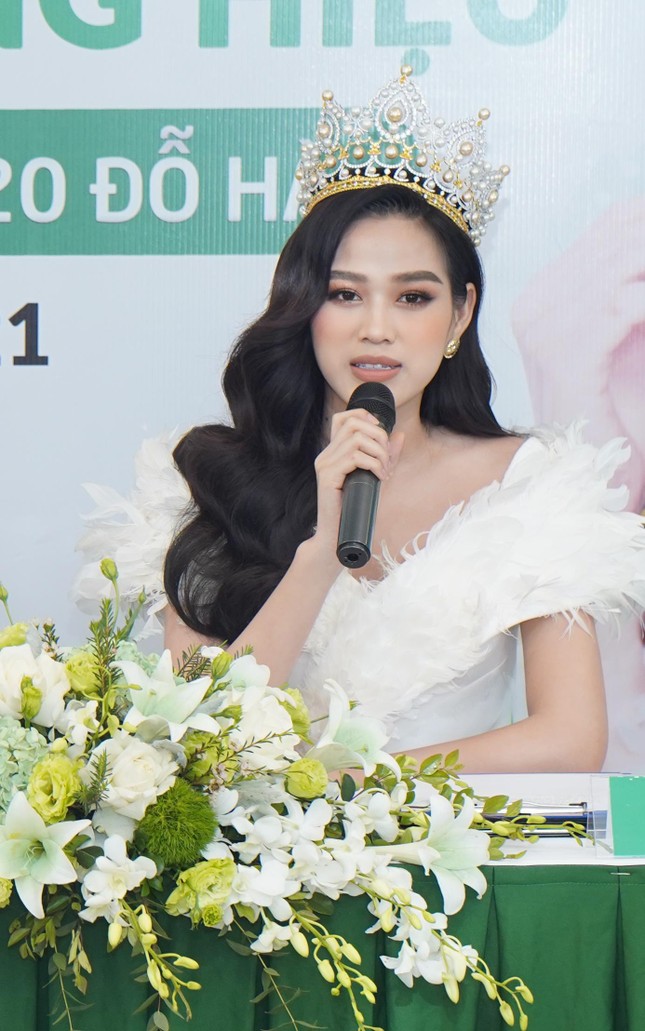 Hoa hậu Đỗ Thị Hà 'đụng hàng' loạt mỹ nhân Việt và vẻ đẹp khó trộn lẫn ảnh 8