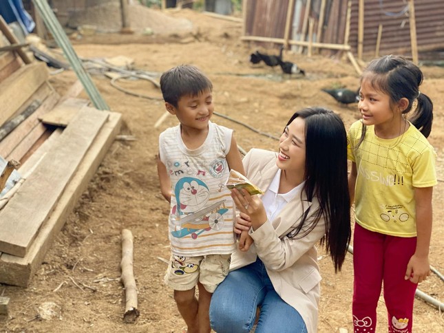 Hoa hậu Đỗ Thị Hà trèo đèo lội suối đi khảo sát dự án Nhân ái cho Miss World ảnh 2