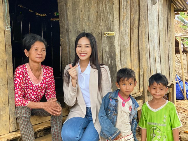 Hoa hậu Đỗ Thị Hà trèo đèo lội suối đi khảo sát dự án Nhân ái cho Miss World ảnh 1