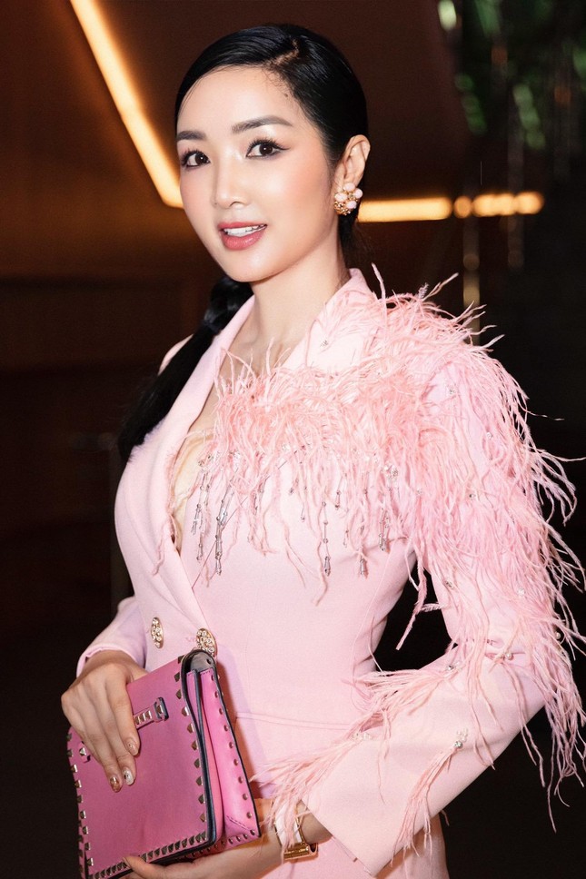 Tiểu Vy mặc áo corset trễ nải nóng bỏng, Hà Kiều Anh diện áo tắm sexy 'đỉnh cao' ở tuổi 45 ảnh 16