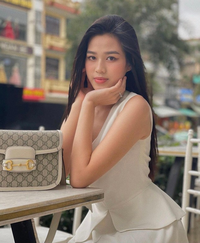 Tiểu Vy mặc áo corset trễ nải nóng bỏng, Hà Kiều Anh diện áo tắm sexy 'đỉnh cao' ở tuổi 45 ảnh 6