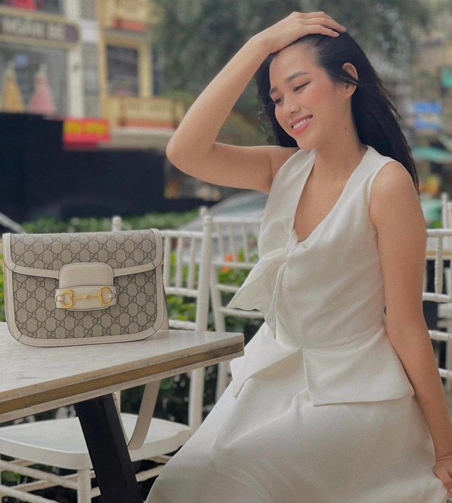 Tiểu Vy mặc áo corset trễ nải nóng bỏng, Hà Kiều Anh diện áo tắm sexy 'đỉnh cao' ở tuổi 45 ảnh 7