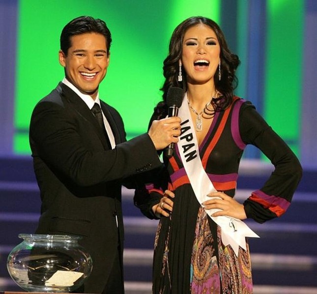 Body nóng 'bỏng mắt' của bộ đôi MC chính thức của Miss Universe 2020 ảnh 10