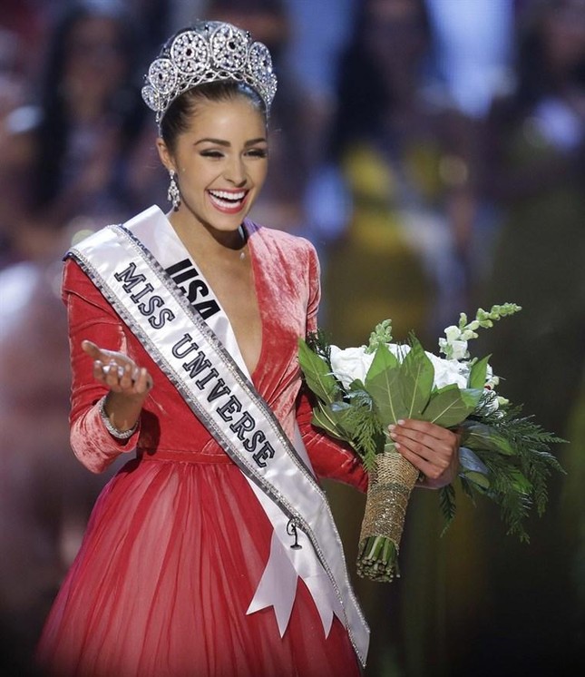 Body nóng 'bỏng mắt' của bộ đôi MC chính thức của Miss Universe 2020 ảnh 1
