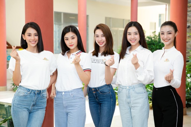 Kỳ Duyên khoe eo 'con kiến', Jennifer Phạm đẹp gợi cảm với váy lệch vai ảnh 6
