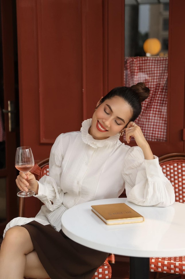 Kỳ Duyên khoe eo 'con kiến', Jennifer Phạm đẹp gợi cảm với váy lệch vai ảnh 11