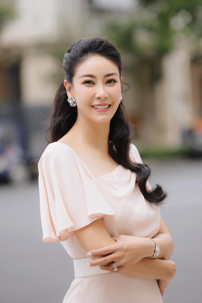 Kỳ Duyên khoe eo 'con kiến', Jennifer Phạm đẹp gợi cảm với váy lệch vai ảnh 10