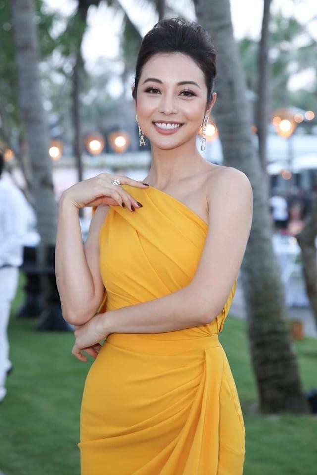 Kỳ Duyên khoe eo 'con kiến', Jennifer Phạm đẹp gợi cảm với váy lệch vai ảnh 3