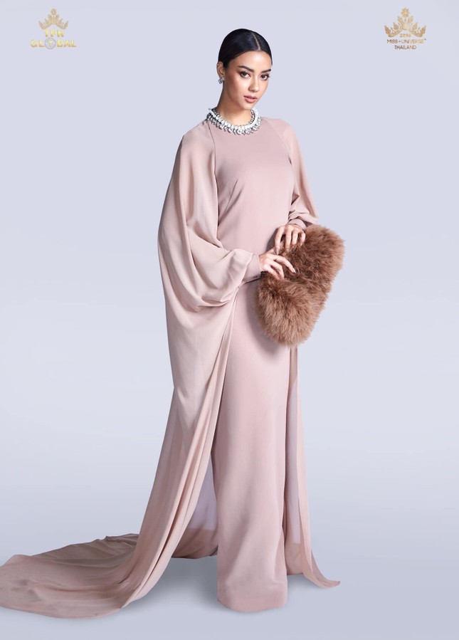 Đối thủ nặng ký của Khánh Vân biến Miss Universe 2020 thành 'sàn diễn thời trang' ảnh 5