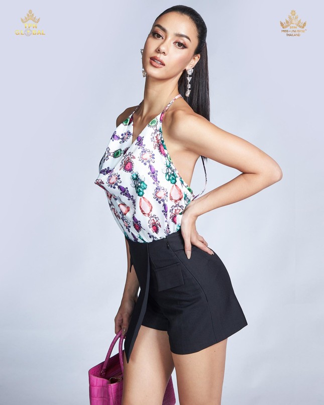 Đối thủ nặng ký của Khánh Vân biến Miss Universe 2020 thành 'sàn diễn thời trang' ảnh 10