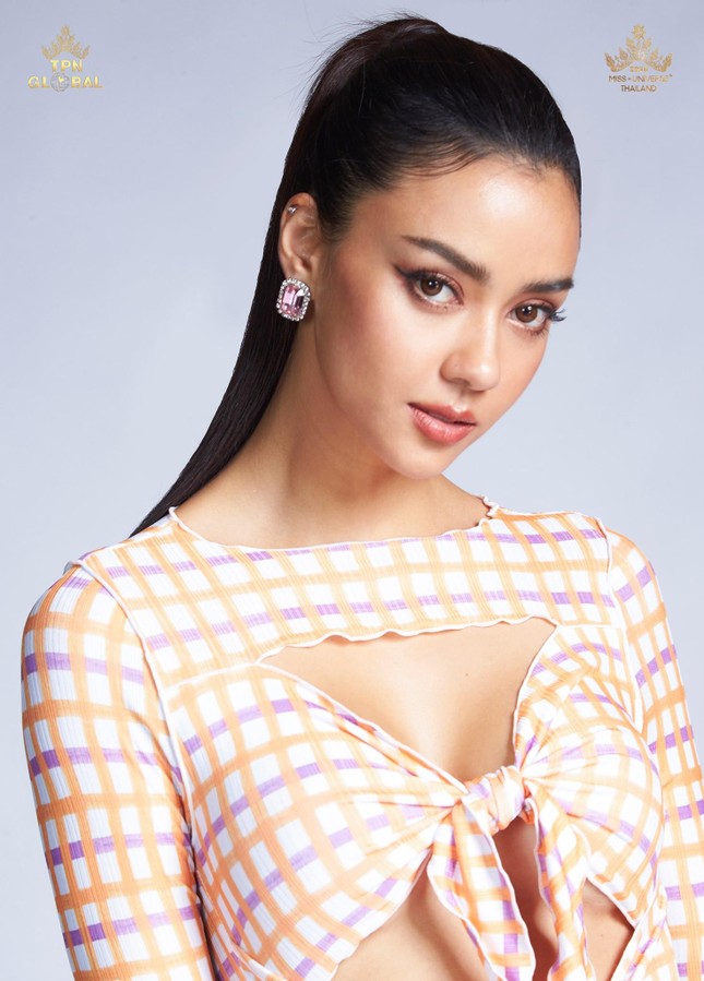 Đối thủ nặng ký của Khánh Vân biến Miss Universe 2020 thành 'sàn diễn thời trang' ảnh 12