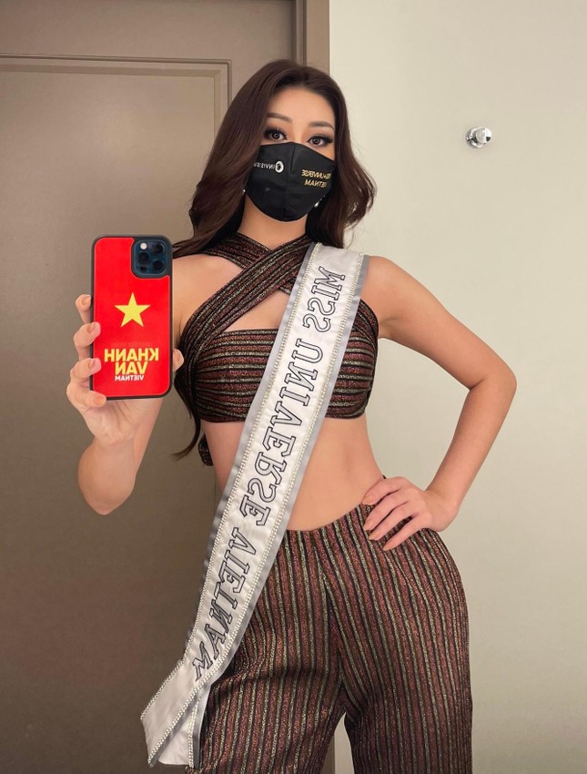 Khánh Vân tặng đồ bộ Việt Nam cho thí sinh Miss Universe ảnh 6
