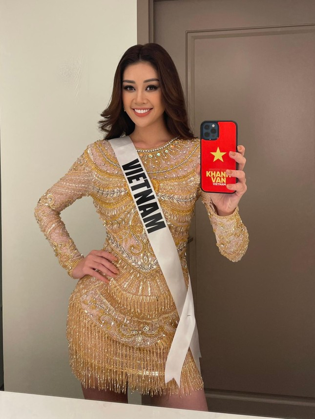 Khánh Vân tặng đồ bộ Việt Nam cho thí sinh Miss Universe ảnh 4