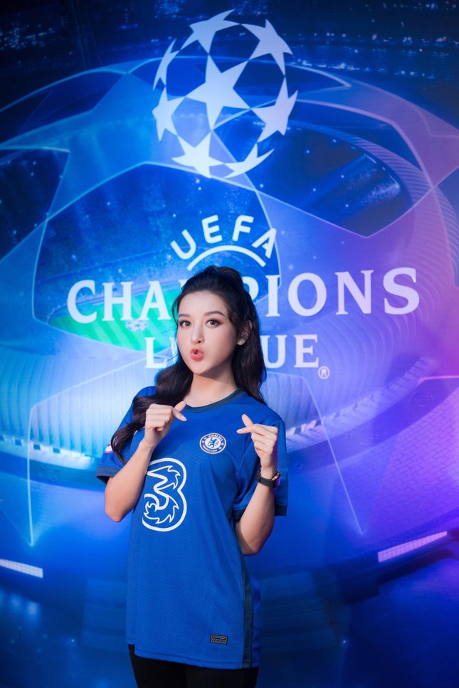 Huyền My hội ngộ tiền vệ Đỗ Hùng Dũng, vỡ oà khi Chelsea vô địch Champions League ảnh 2