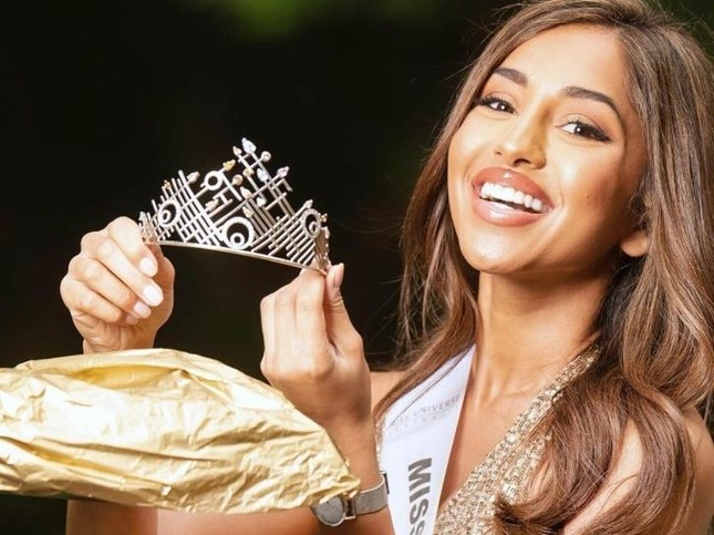 Maria Thattil - cô nàng 'nấm lùn' làm nên kỳ tích lọt top 10 Miss Universe 2021 ảnh 1