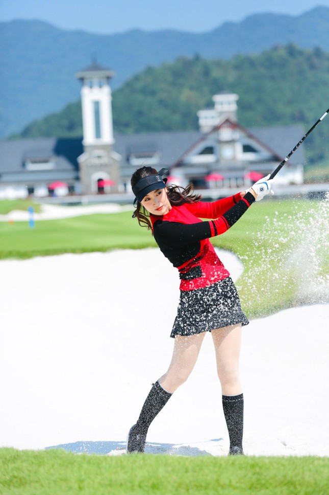 Dàn Hoa hậu quyến rũ trên sân golf, háo hức chờ đón Tiền Phong Golf Championship 2021 ảnh 13