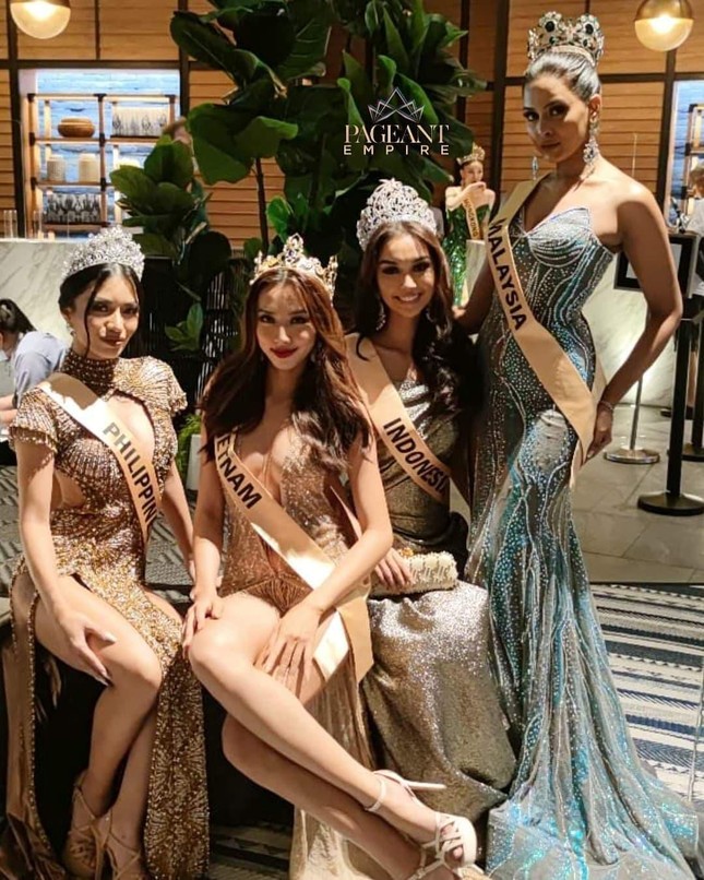 Thuỳ Tiên diện váy xẻ cực sexy tại họp báo chính thức của Miss Grand 2021 ảnh 4